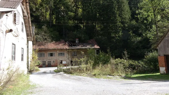 Das Wenger-Gelände liegt direkt an der B64, von Weiz aus kommend nach der Weizklamm und vor der Abzweigung Richtung St. Kathrein/Offenegg und Alm.