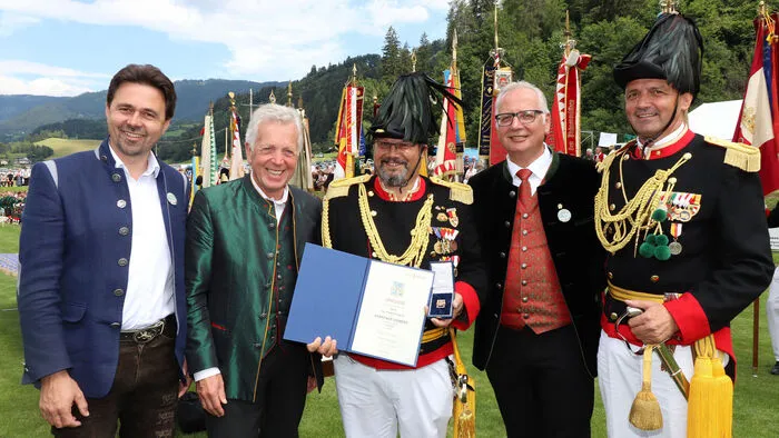 Der Festobmann Friedrich „Friedl“ Flath erhielt aus den Händen von Landtagspräsident Reinhart Rohr das Kärnten Lorbeer des Landes Kärnten in Bronze für ehrenamtliche Tätigkeit verliehen. Von links: Landtagsabgeordneter Dietmar Rauter, Bürgermeister von St. Urban, Landtagsabgeordneter Herbert Gaggl, Bürgermeister von Moosburg, Flath, Rohr und Manfred Berger, Landesobmann des Verbandes der Kärntner Bürger- und Schützengarden