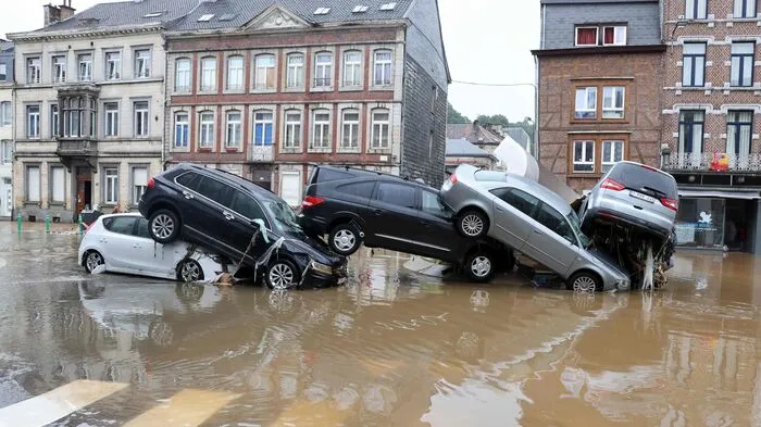 Dieses Bild entstand während der katastrophalen Überschwemmungen in Europa im Sommer. Am Foto zu sehen sind von der Flut zusammengestapelte Autos an einem Kreisverkehr in der Belgischen Stadt Verviers am 15. Juli. In Belgien kamen zwei Menschen ums Leben. 
