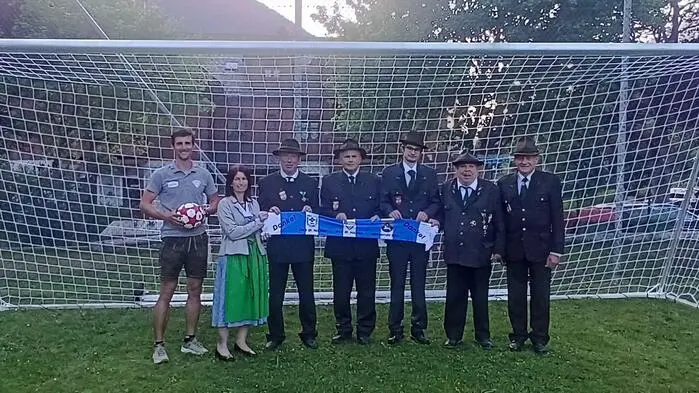 Übergabe des Fußballtores mit (v. l.): Manuel Gamsjäger, Sandra Lemmerer, Gerhard Gattringer, Cölestin Mörschbacher, Johann Pilz, Franz Menneweger und Ernst Schachner