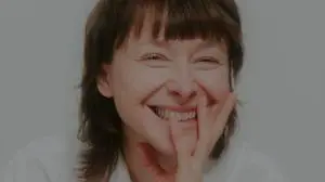 Musikerin und Mutter Violetta Parisini kritisiert die gesellschaftlichen Strukturen in ihren Liedern und erklärt konkret im Podcast, was sie damit meint. 