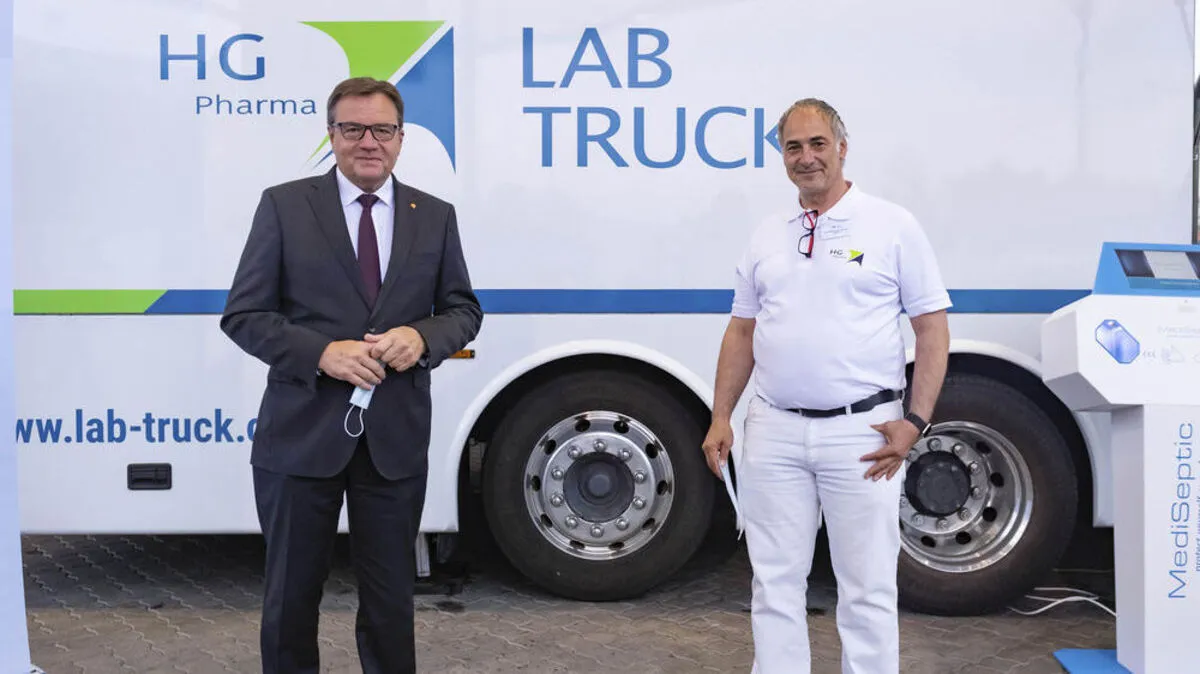 Platter und Herwig vor dem "Lab Truck"