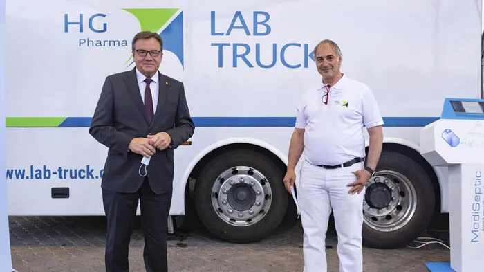 Platter und Herwig vor dem "Lab Truck"