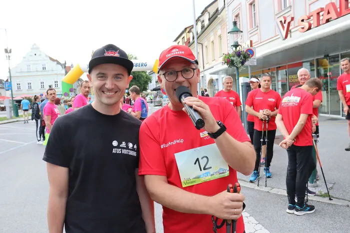 Sofort begannen zwei Mitarbeiterinnen des LKH Voitsberg und Kameraden der Freiwilligen Feuerwehr Voitsberg, die selbst beim Benefizlauf teilnahmen, mit Wiederbelebungsmaßnahmen.