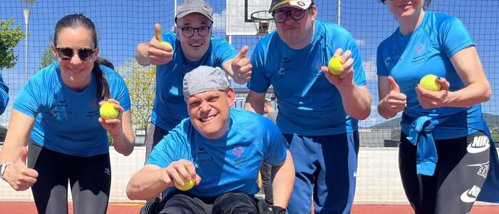 Trainerinnen Catherine Hanabick und Heike Schöngrundner mit drei der fünf Special-Olympics-Athleten: Harald Wilfling, Michael Moik und Milo Alexander Gamper (nicht am Foto: Thomas Prutsch und Walter Guggenbichler)