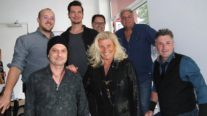 Zwar musste man wegen Schlechtwetter ins Volksheim ausweichen, das Konzert war trotzdem gut besucht und die Stimmung war toll. Die siebenköpfige Band vermittelte die atemberaubende Musik, den kraftvollen Sound und die pure Energie der Konzerte von Bruce Springsteen & the E-Street.