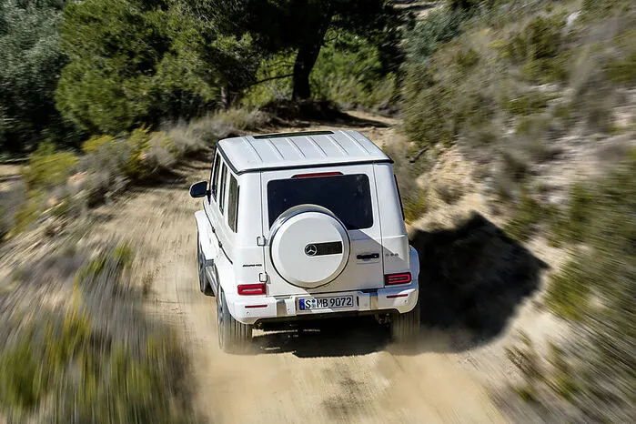 Dazu gibt es serienmäßig eine adaptive Verstelldämpfung. Über einen Schalter in der Mittelkonsole hat der Fahrer die Wahl zwischen den unterschiedlichen Dämpfer-Kennfeldern „Comfort“, „Sport“ und „Sport+“.