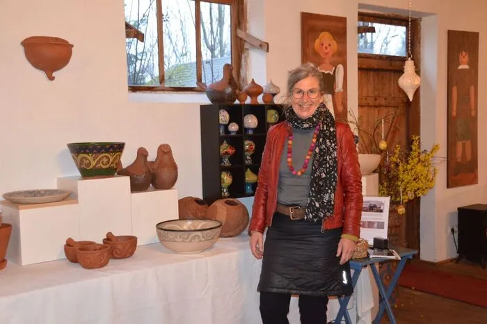 Keramikerin Sieglinde Hofbauer mit ihren Kunstwerken.
