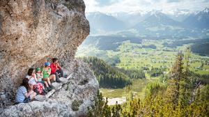 Die Signal-Künstlerin Marie-Theres Härtel im Rahmen ihrer Künstlerresidenz in Ramsau am Dachstein, hier mit ihrem Ensemble am Jungfernsteig | Die Signal-Künstlerin Marie-Theres Härtel im Rahmen ihrer Künstlerresidenz in Ramsau am Dachstein, hier mit ihrem Ensemble am Jungfernsteig