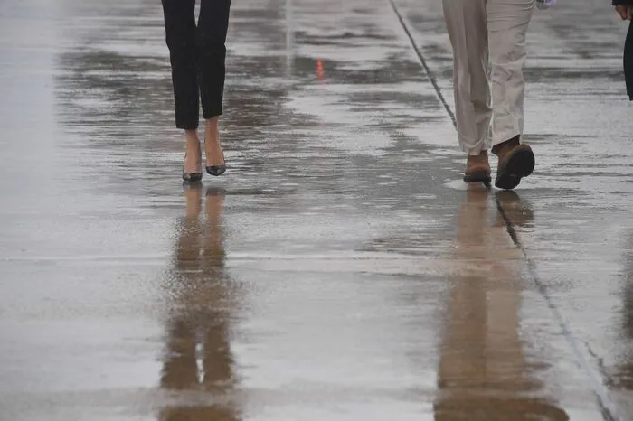 Denn auf ihrem Weg ins Flutgebiet griff die First Lady zu High Heels statt Gummistiefeln.