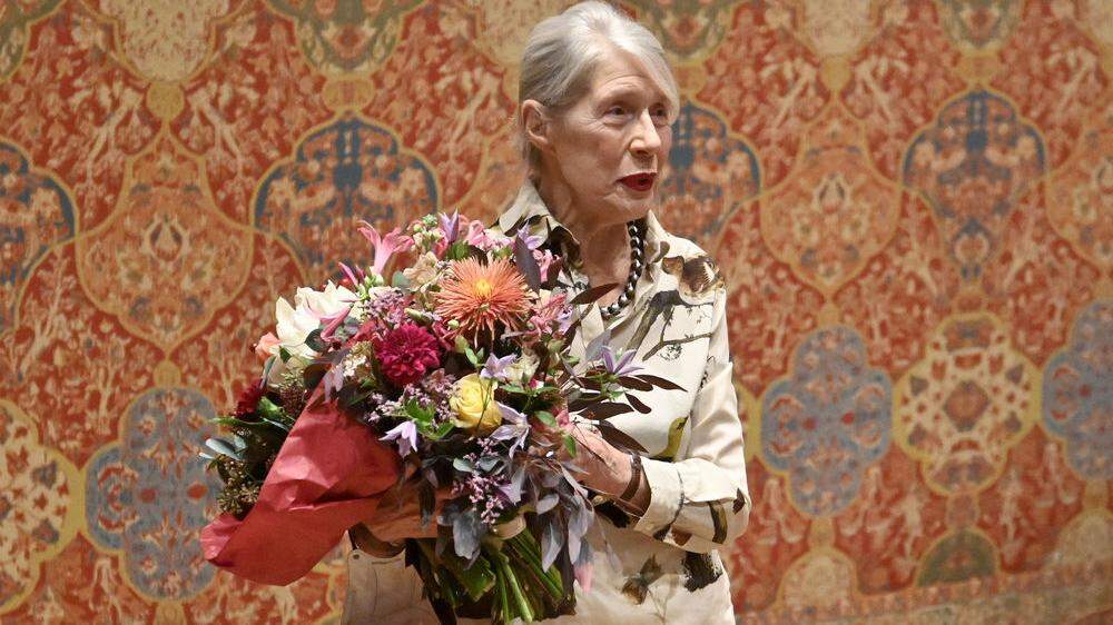 Mit Blumen und Staatspreis geehrt: Martha Jungwirth