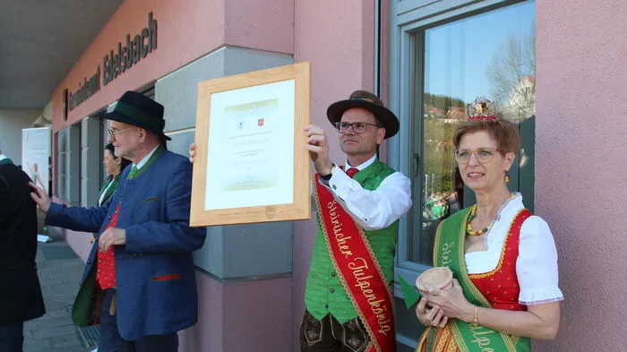 In Edelsbach wurde das Tulpenprinzenpaar feierlich verabschiedet. Angelique und Sepp Ulz erhielten die Ehrenurkunde.