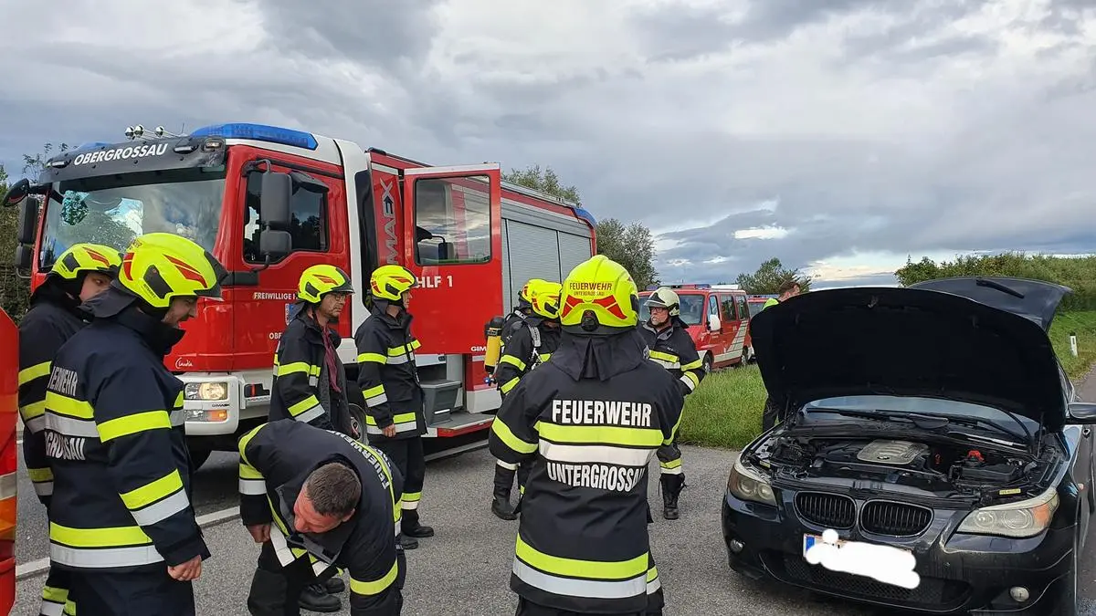 Die Feuerwehr kontrollierte das defekte Fahrzeug auf mögliche Brandherde