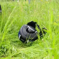 Der Mann verlor den Helm beim Unfall (Sujetbild)
