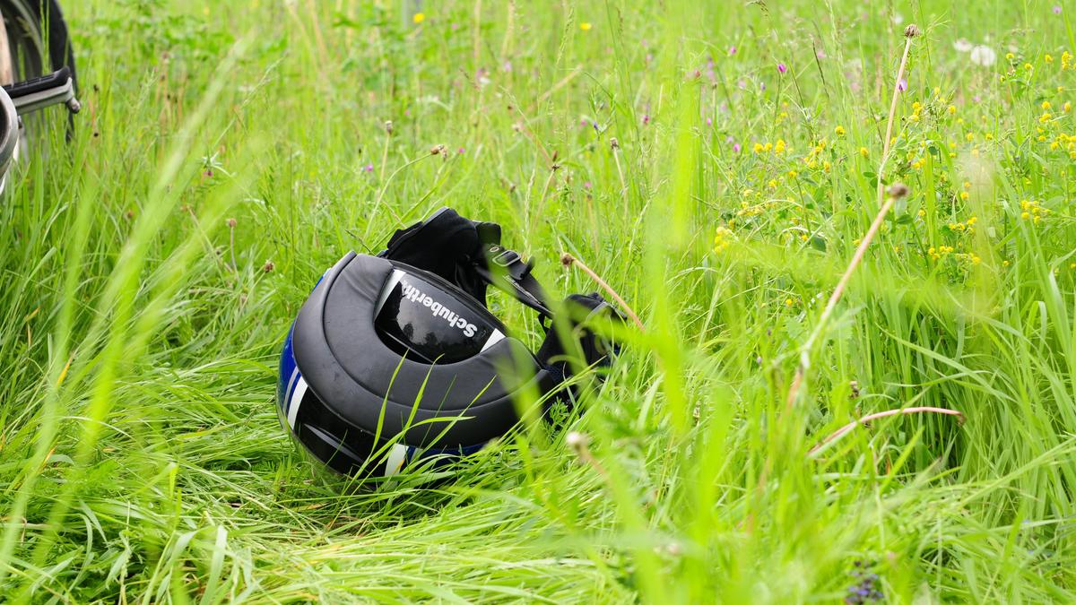 Der Motorradlenker kam auf einer Wiese zum Liegen (Symbolbild) | Der Motorradlenker kam auf einer Wiese zum Liegen (Symbolbild)