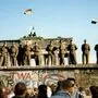 Wachsoldaten auf der Berliner Mauer  