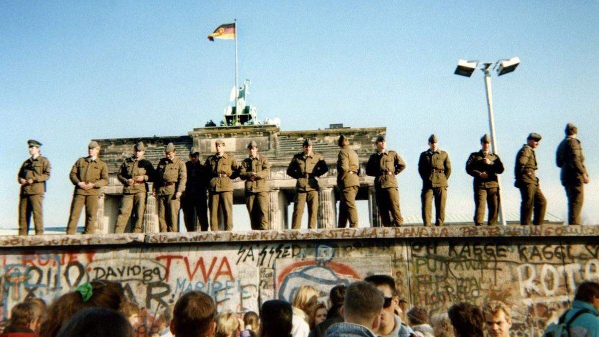 Wachsoldaten auf der Berliner Mauer  