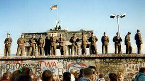 Wachsoldaten auf der Berliner Mauer  