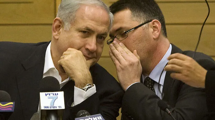 Gideon Saar (rechts) will von Benjamin Netanyahu den Vorsitz übernehmen