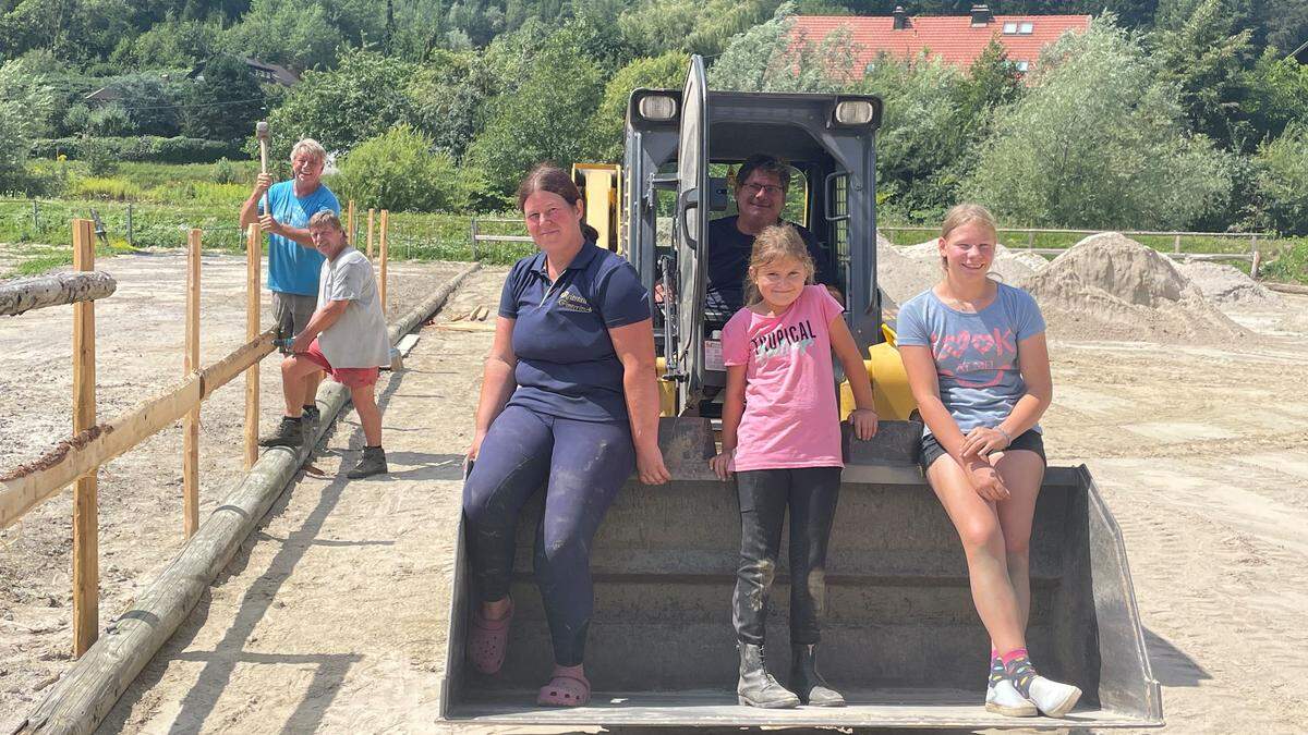 Im Dauereinsatz: Birgit und Bernd Pinteritsch (und zahlreiche Helfer) sind Tag und Nacht mit den Aufräumarbeiten beschäftigt