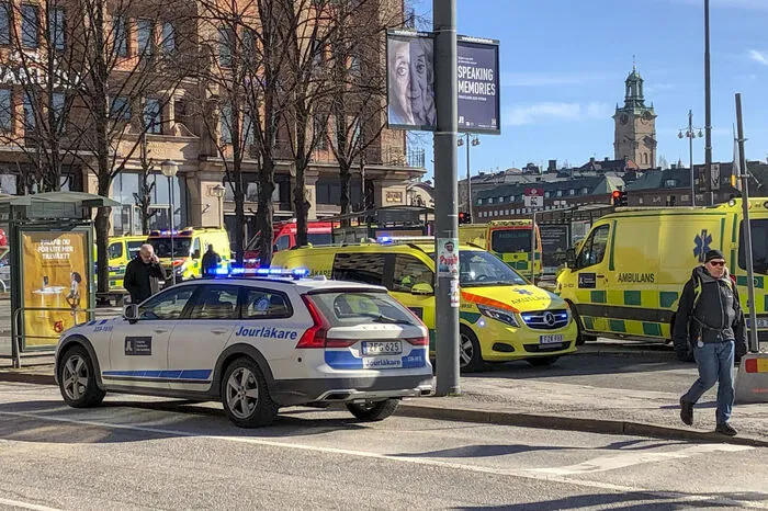 Ersten Erkenntnissen zufolge hatten sich keine Passagiere an Bord befunden. Die Polizei ging von einem Verkehrsunfall aus und nicht von Terrorismus.