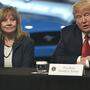 GM-Chefin Mary Barrra mit Trump