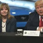 GM-Chefin Mary Barrra mit Trump