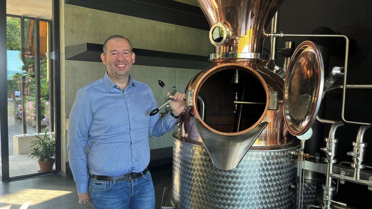 Bernhard Malli vom Weingut Malli in Kitzeck im Sausal mit seinem neuen Brennkessel