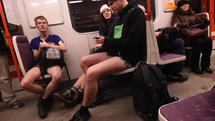 Obenrum und an den Füßen trugen die Teilnehmer normale Winterkleidung, untenrum nur Boxershorts, Hotpants oder Slips.