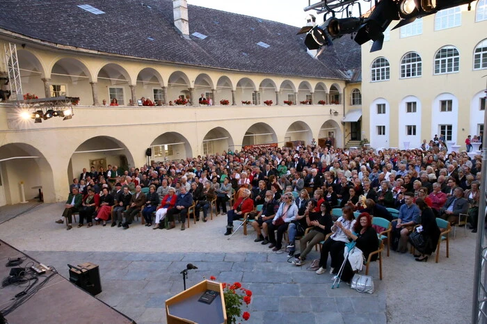 Grund des Besucheransturmes war das Konzert des bekannten Klangkörpers „Da-8Gsong“ im Stift St. Georgen. 