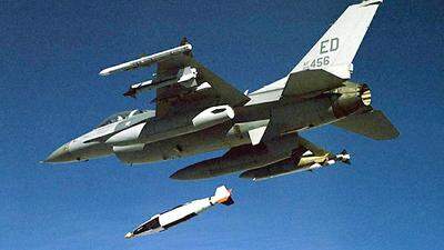 F-16-Kampfjet der US-Luftwaffe beim Bombenabwurf