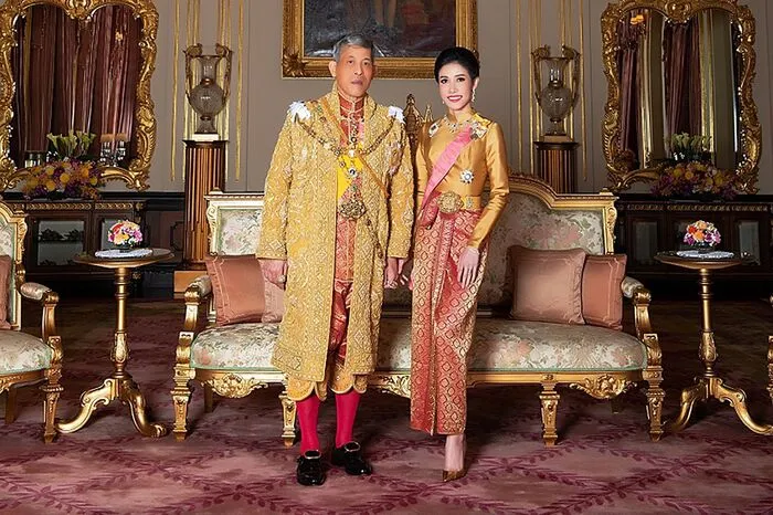 Das Königshaus in Bangkok veröffentlichte eine Serie von mehr als 60 Fotos, die die Frau privat und in offiziellem Rahmen mit König Maha Vajiralongkorn (67) zeigen. Auf einem Bild hält sie auch seine Hand. Dazu gibt es von ihr nun einen offiziellen Lebenslauf.  
