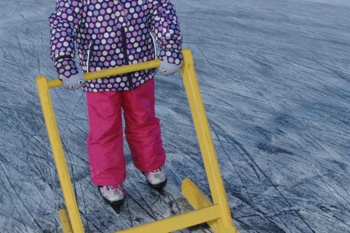 Stella-Aurelia Bein aus Kraig bei ihren ersten Eislauf-Versuchen