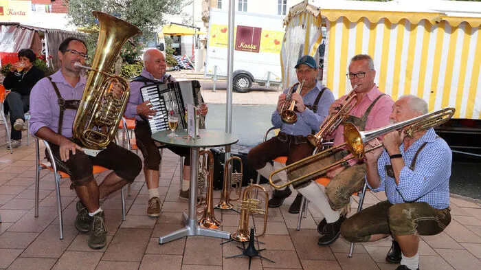 Vor dem Cafe Walten spielten die "Klagenfurter Postilione" auf. Am Foto von Links: Georg Gggenberger, Alfred "Alfi" Schmied, Wilfried Guggenberger, Werner Schritwieser und Siegfried Staubmann.