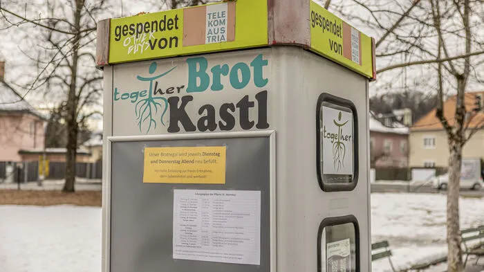 Viele ausrangierte Telefonzellen werden einer Nachnutzung zugeführt. Diese hier vor der Kirche St. Hemma in Klagenfurt wird vom Verein "Together" als Brotabgabestelle genutzt.