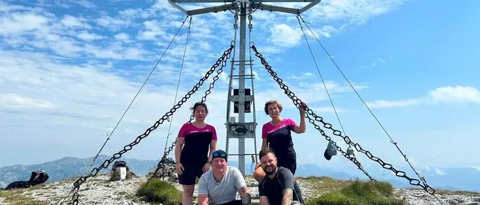 Brigitte Schranz und Karin Hess-Schranz führten die Jubiläumswanderungen auf den Hochturm (im Bild) und die Leobner Mauer durch