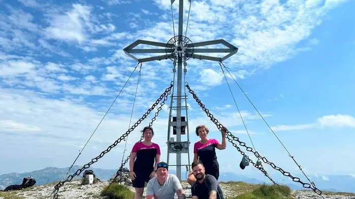Brigitte Schranz und Karin Hess-Schranz führten die Jubiläumswanderungen auf den Hochturm (im Bild) und die Leobner Mauer durch