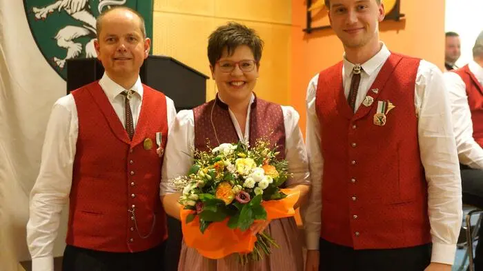 Obmann Oliver Schnedl begrüßte die zahlreichen Besucher und Ehrengäste im Festsaal der Marktgemeinde. Musikalisch eröffnet wurde das Frühjahrskonzert mit dem Musikstück „So schön ist Blasmusik“. Beim Stück „Baker Street“ zeigte Solistin Larissa Berchthaler ihr Können am Altsaxophon, beim Stück „Solide Alm“ begeisterten Nils Spuller und Florian Katzenberger am Akkordeon.