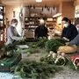 Am Standort Kohlplatz fertigen die Kunden in der Gärtnerei Adventkränze