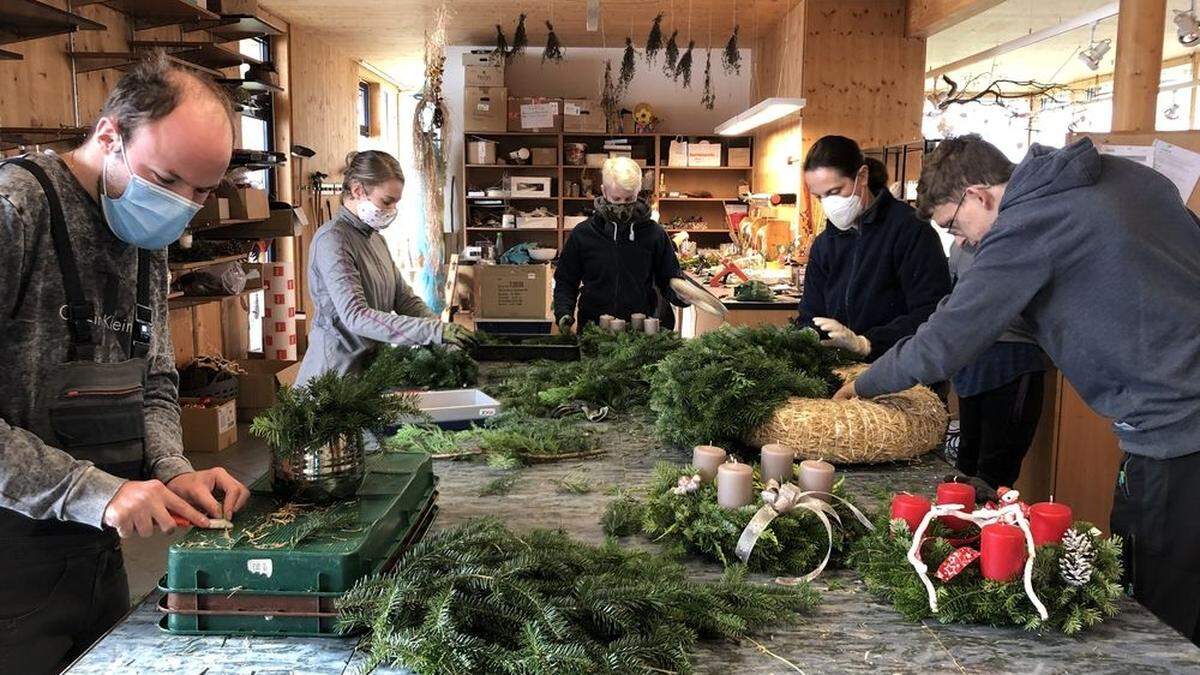 Am Standort Kohlplatz fertigen die Kunden in der Gärtnerei Adventkränze