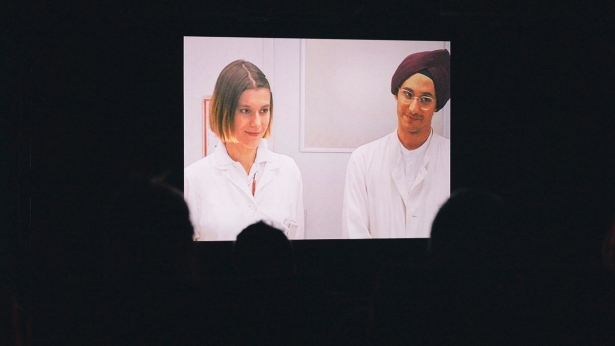 Verschollen geglaubter TV-Pilot wieder gefunden: Pia Hierzegger und Michael Ostrowski in „LKH – Der Zwetschkenfleck“ von 2002