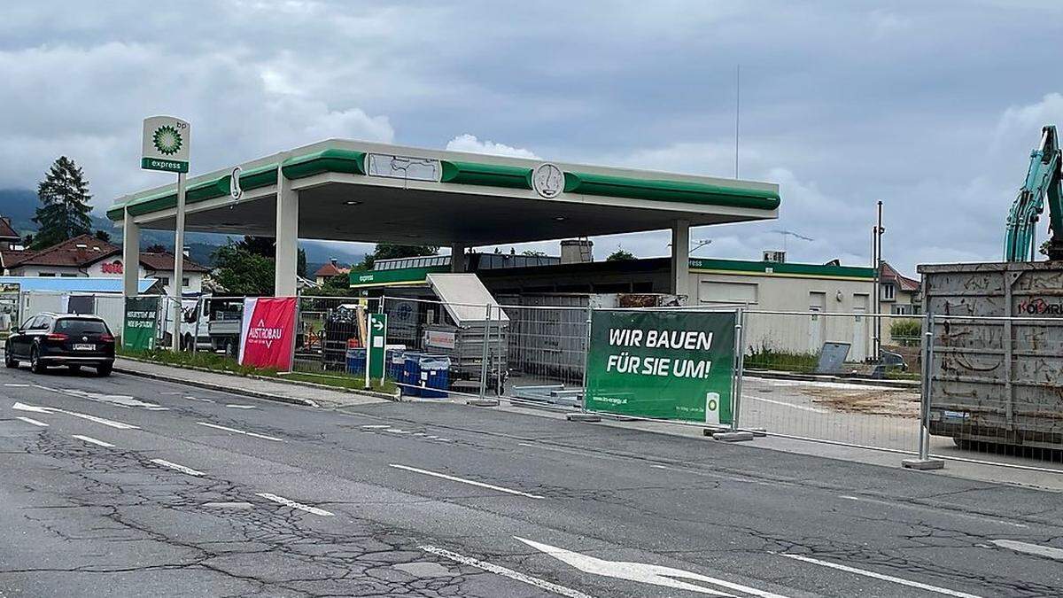 Der Abriss der BP-Tankstelle in Seeboden ist im Gange. Im Herbst ist Neueröffnung