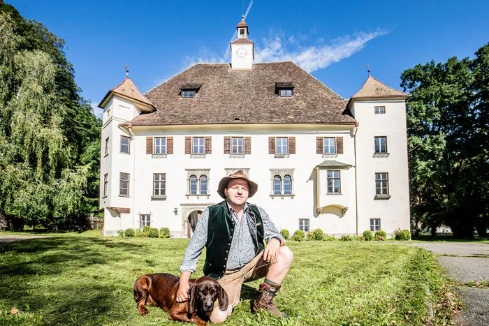 Der Feldkirchner Unternehmer Horst Stark (im Bild mit seinem Hund Oskar) erwarb das Schloss vor zwei Jahren. Demnächst beginnt er mit der Sanierung.
