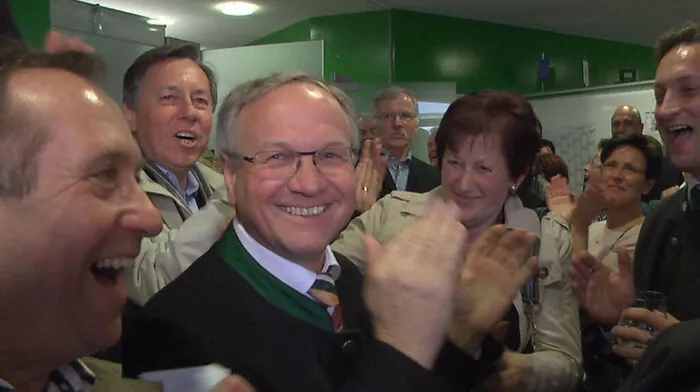 Jubel mit Wahlsieger Josef Ober in der Feldbacher ÖVP-Zentrale
