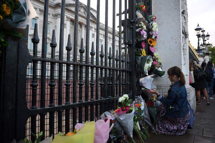 An den Toren des Buckingham Palasts werden bereits Blumen niedergelegt