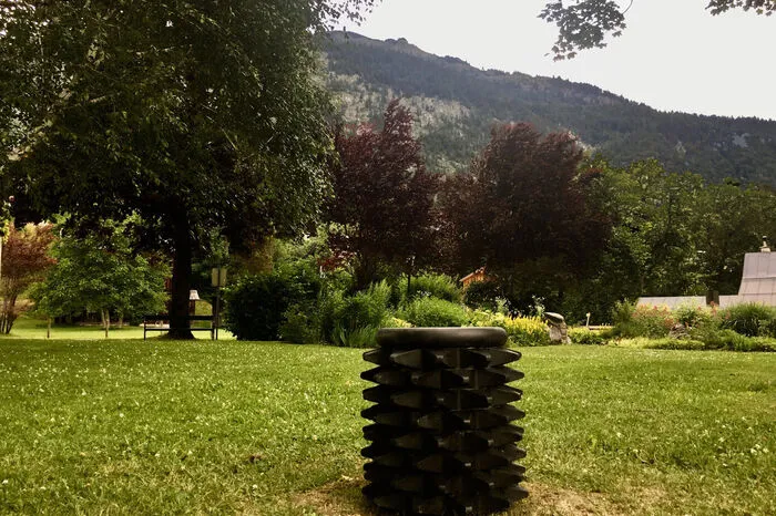 Igel. 2019 zur Dauerinstallation erhoben: Eva Grubingers Arbeit in Altaussee erinnert an ein legendäres Widerständlerversteck zur NS-Zeit.