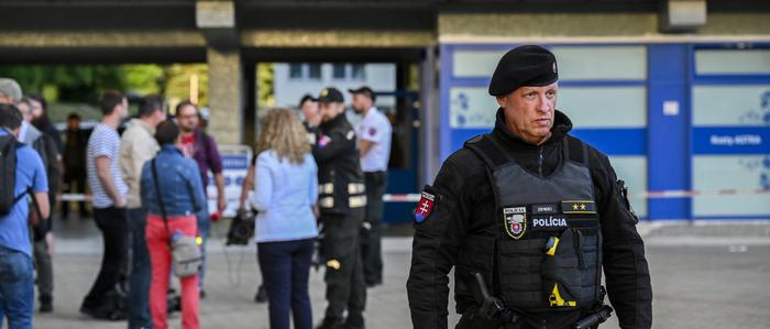 Polizeibeamte und Nachrichtenteams stehen vor dem F. D. Roosevelt University Hospital, in dem der angeschossene und verletzte slowakische Premierminister Robert Fico in Banska Bystrica behandelt wird