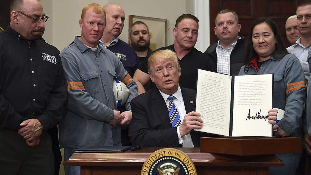Flankiert von US-Stahlarbeitern: Donald Trump unterzeichnete umstrittenes Dekret