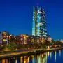 Die Europäische Zentralbank EZB am Abend Die Lichter der Europäischen Zentralbank EZB leuchten am Abend. Frankfurt am Main Flößerbrücke Hessen Deutschland *** The European Central Bank ECB in the evening The lights of the European Central Bank ECB shine in the evening Frankfurt am Main Flößerbrücke Hesse Germany 2023-10-17_ffm_ezb_01