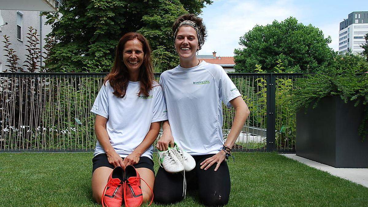 Sehen Fußball als großen Motivator für Jugendliche mit Problemen: Waltraud Kienzl (l.) und Katharina Kaspers